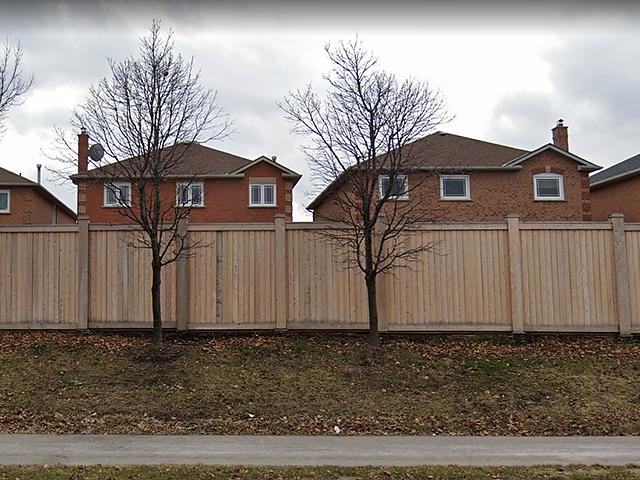 Wood noise wall – Erin Mills (South of Dundas Street West), Mississauga