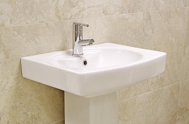 Kitchen and bathroom sinks
